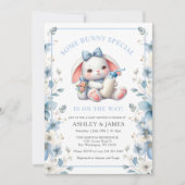 青いフローラミルクの赤ちゃんシャワーといくつかのバニー 招待状 (正面)