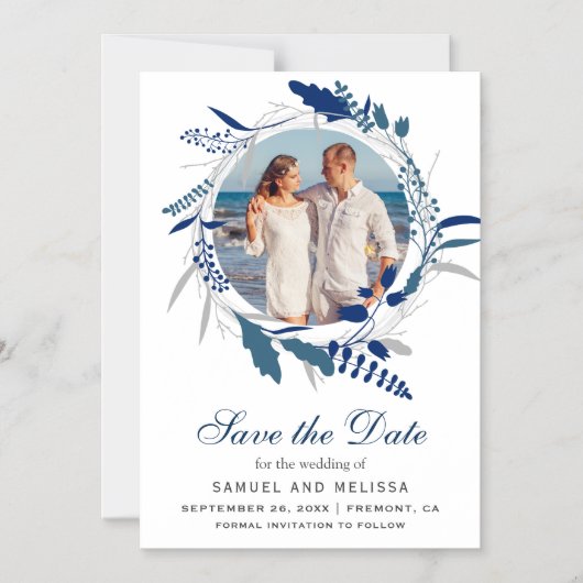 青いフローラリース写真の結婚式の日付を保存 マグネット招待状 (正面)