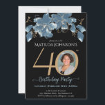 青いフローラ写真40th Birthday 招待状<br><div class="desc">ブルーフローラ写真40th誕生日招待状。青い水シンプル色の花模様と金ゴールドのアクセントとモダン、誕生日パーティーの招待。このデザインにはカスタム誕生日の人の写真も含まれている。こ救済のテンプレートは？デザ連絡イザイクリックザの下の「メッセージ」ボタン</div>