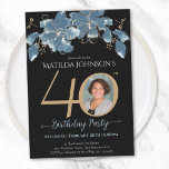 青いフローラ写真40th Birthday 招待状<br><div class="desc">ブルーフローラ写真40th誕生日招待状。青い水シンプル色の花模様と金ゴールドのアクセントとモダン、誕生日パーティーの招待。このデザインにはカスタム誕生日の人の写真も含まれている。こ救済のテンプレートは？デザ連絡イザイクリックザの下の「メッセージ」ボタン</div>