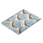 青いブラシによって刺繍されるクッキー ノートブック (左側)