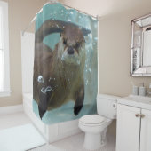 青いプールで泳ぐかわいい茶色澄んのワタ シャワーカーテン (インサイチュ)