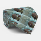 青いプールで泳ぐ可愛い茶色澄んのカワウソ ネクタイ (ロール)