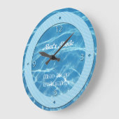 青いプール水スカイブルーのストライプのクールな水生水泳 ラージ壁時計 (傾斜)