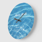 青いプール水数澄んな水中競技のカッコいいの泳ぐ人 ラージ壁時計 (傾斜)