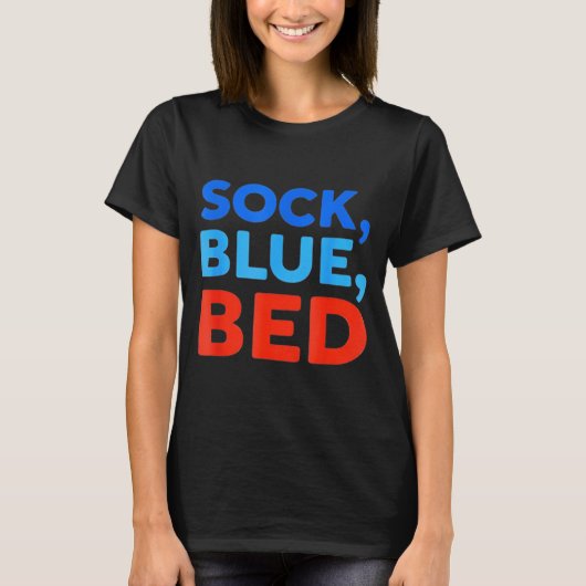 青いベッドの靴下が面白いミーム Tシャツ (正面)