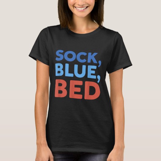 青いベッドの靴下で面白いミーム _1  Tシャツ (正面)