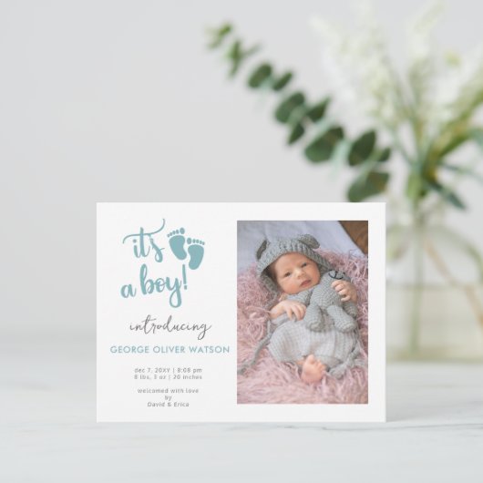 青いベビー足その男の子の写真の誕生の発表 案内ポストカード (スタンド正面)