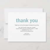 青いベビー足その男の子の写真の誕生の発表 案内状 (裏面)