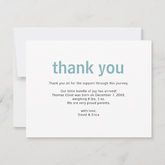 青いベビー足その男の子の写真の誕生の発表 案内状 (裏面)