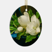 青いベルベットの布の上の巨大なマグノリア（ヒード） セラミックオーナメント (右)