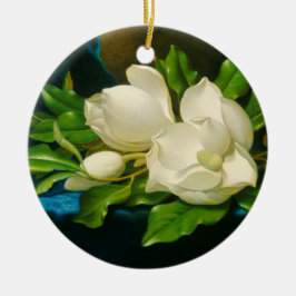 青いベルベットの布の上の巨大なマグノリア（ヒード） セラミックオーナメント