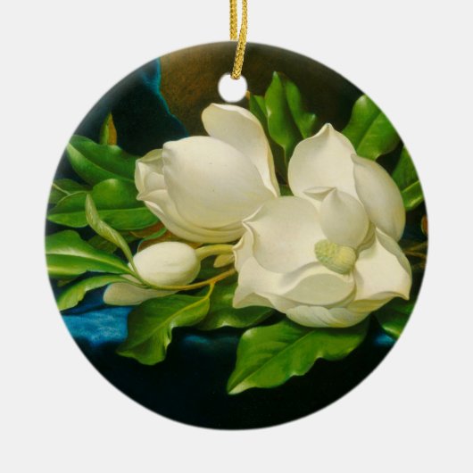 青いベルベットの布の上の巨大なマグノリア（ヒード） セラミックオーナメント (正面)