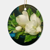 青いベルベットの布の上の巨大なマグノリア（ヒード） セラミックオーナメント (左)