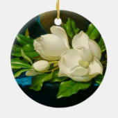 青いベルベットの布の上の巨大なマグノリア（ヒード） セラミックオーナメント (裏面)