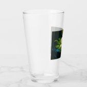 青いベルベットの布の上の巨大なマグノリア（ヒード） タンブラーグラス (右)