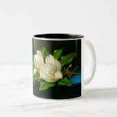 青いベルベットの布の上の巨大なマグノリア（ヒード） ツートーンマグカップ (正面右)