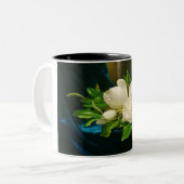 青いベルベットの布の上の巨大なマグノリア（ヒード） ツートーンマグカップ (正面左)