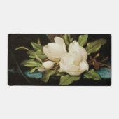 青いベルベットの生地の上の巨大なマグノリア　MJヘード作 デスクマット (正面)