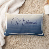 青いベージュの背景色を白に合縁どわせる ランバークッション (ブランケット)