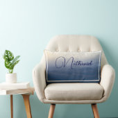 青いベージュの背景色を白に合縁どわせる ランバークッション (椅子)