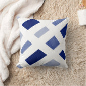 青いペリウィンクル白いジオメトリックな水色 クッション (ブランケット)