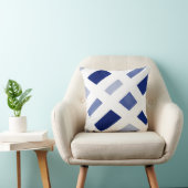 青いペリウィンクル白いジオメトリックな水色 クッション (椅子)