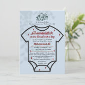 青いボディスーツ 赤ちゃん男の子 ムスリム 誕生発表 招待状 (スタンド正面)