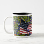 青いボンネット、2の分野の米国旗 ツートーンマグカップ (左)