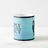 青いマグのPanoplyの黒いロゴ コーヒーマグカップ (中央)