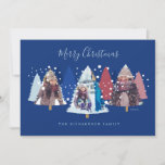 青いモダン冬の松の木の森3写真 シーズンカード<br><div class="desc">フェスティバルとおもしろい冬のワンダーランドの森の写真のホリデーカードと一緒にメリークリスマスをお友達と家族に願う。デザインは松林を備え、3つの松林のマスクを使用して独自の家族の写真を表示する。白降雪とカラフルクリスマスツリーは、この魔法とおもしろいのホリデーカードを作成する。裏面は青と白のパターンの背景がストライプ一致する。休日の挨拶、家族の署名、年でパーソナライズ。Moodothy Paperyによるアートワーク。</div>