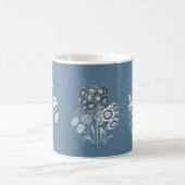 青いモノクロの花 コーヒーマグカップ (中央)