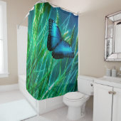 青いモルフォ蝶の緑の草 シャワーカーテン (インサイチュ)