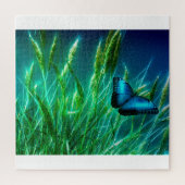 青いモルフォ蝶の緑の草 ジグソーパズル (縦)