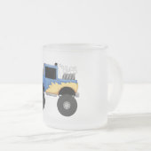 青いモンスタートラックのTシャツおよびギフト フロストグラスマグカップ (正面右)