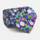 青いユリのパッドを手で描いた緑のカエル ネクタイ (ロール)