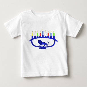 青いライオンの(ユダヤ教)メノラー ベビーTシャツ