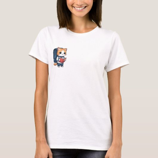 青いランドセルを背負って本を読むかわいい学生のトラ猫 Tシャツ (正面)