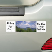 青いリッジのパークウェイの山景色 バンパーステッカー (車上)