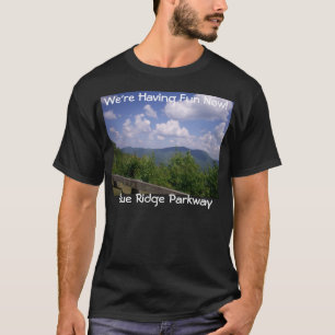 青いリッジのパークウェイの山景色 Tシャツ