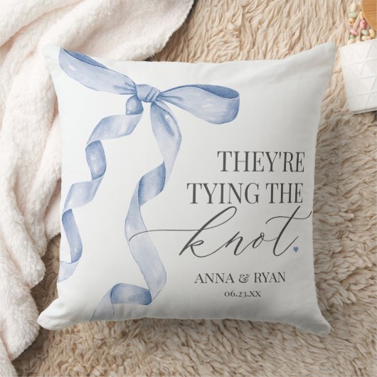青いリボンで結ばれた ブライダルシャワーのギフト クッション (ブランケット)