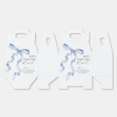 青いリボンで結ばれた ブライダルシャワーのギフト フェイバーボックス (見開き)