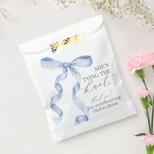 青いリボンで結ばれた ブライダルシャワーのデザート フェイバーバッグ (封をした状態)