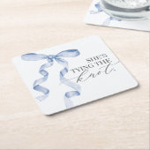 青いリボンで結ばれた ブライダルシャワーの装飾 スクエアペーパーコースター (アングル)