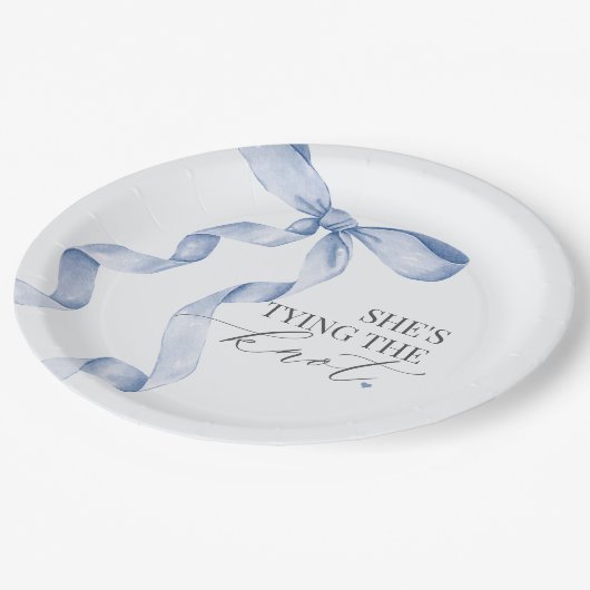 青いリボンで結ばれた ブライダルシャワーの装飾 ペーパープレート (アングル)