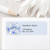 青いリボンと花の差出人住所ラベル ラベル (インサイチュ)