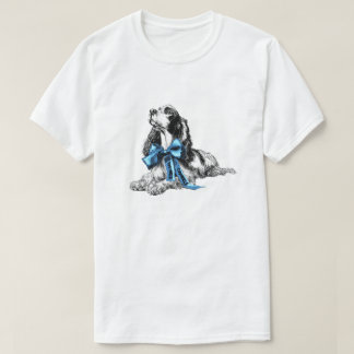 青いリボンのコッカー・スパニエル 手描きのスケッチ Tシャツ