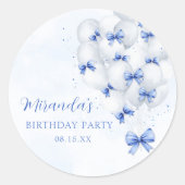 青いリボンの風船の誕生日のステッカー ラウンドシール (正面)