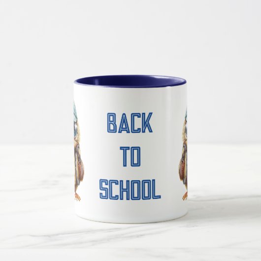 青いリュックと帽子と眼鏡を持った賢いフクロウ マグカップ (中央)