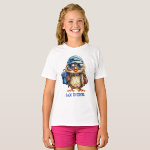 青いリュックと帽子と眼鏡を持った賢いフクロウ Tシャツ